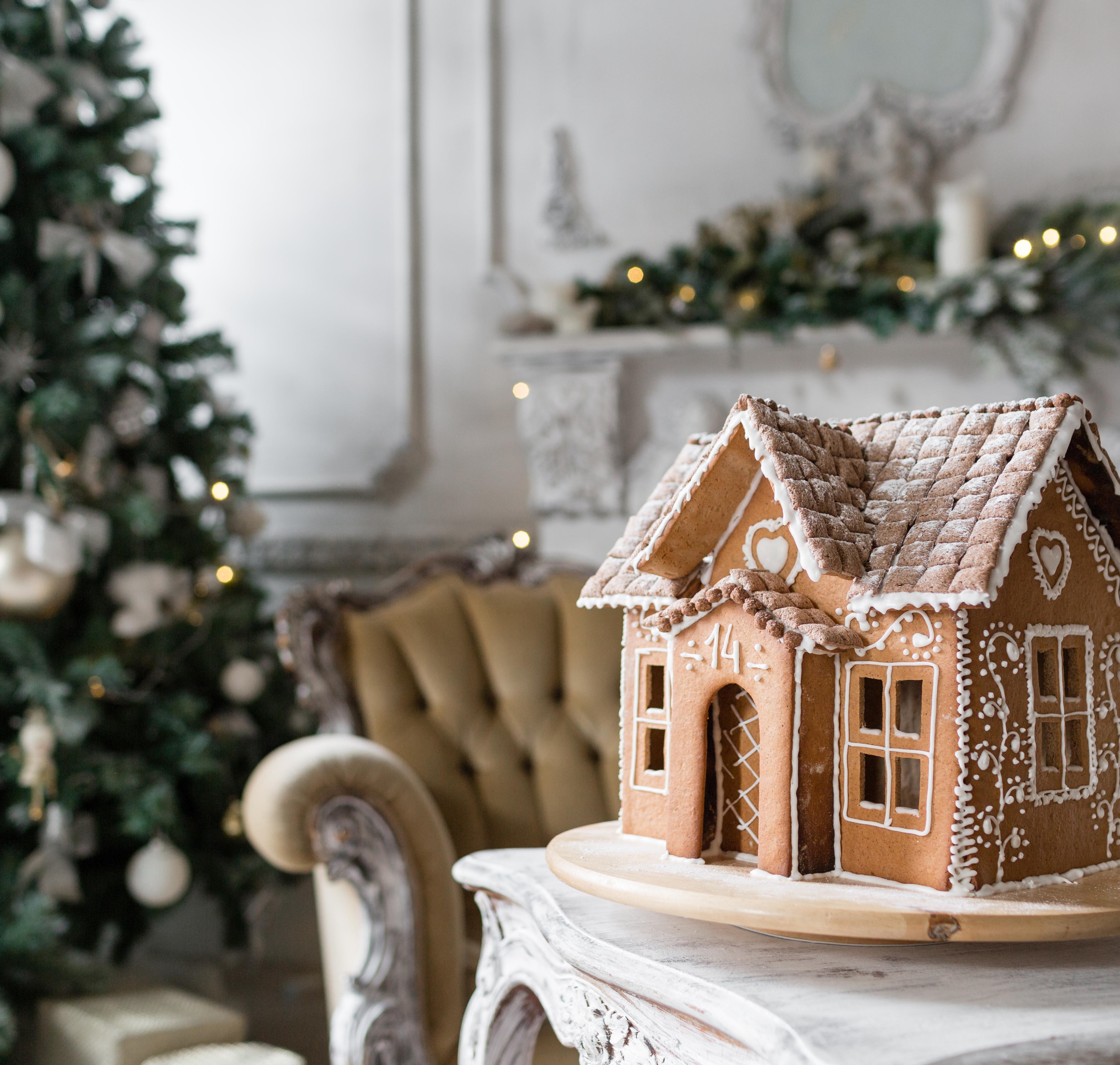Christmas setting - gingerbread house